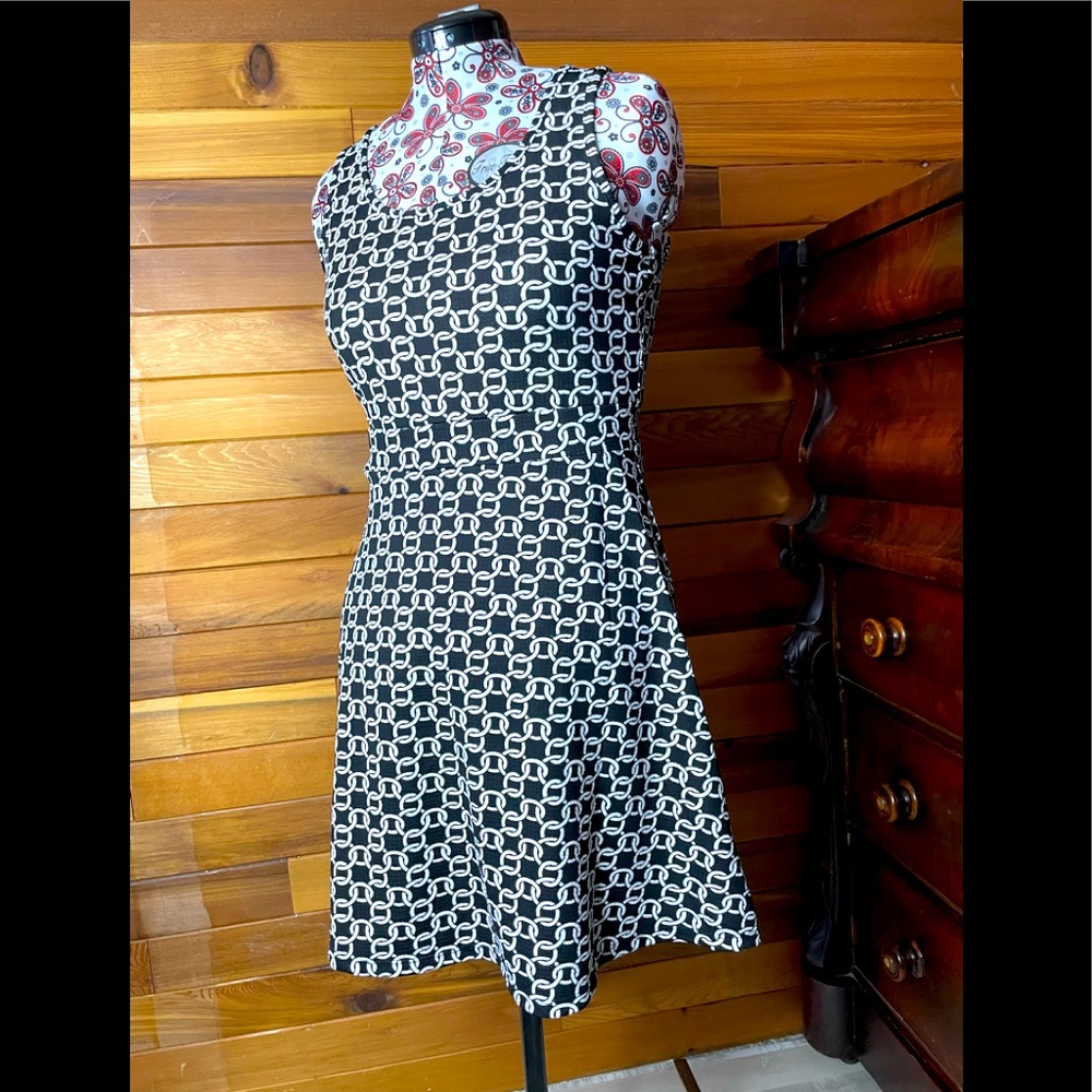 NWT BB Collection Black and White Sleeveless Chain Link Dress M
